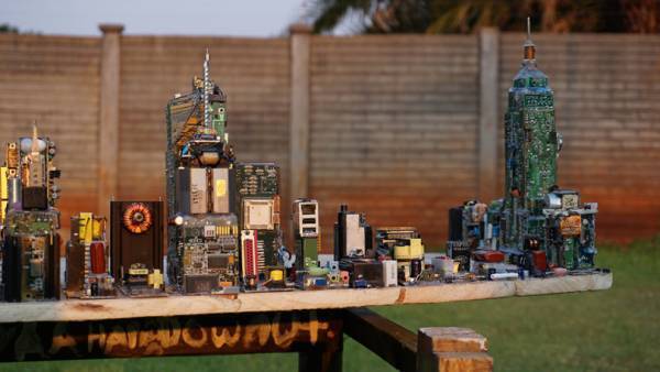 コンピューター電子部品で作られたミニチュアのマンハッタン街。制作者はなんと17歳高校生