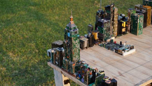 コンピューター電子部品で作られたミニチュアのマンハッタン街。制作者はなんと17歳高校生