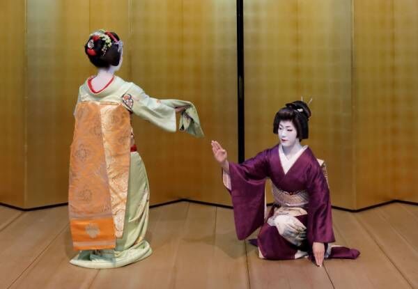 草間彌生の作品80点、京都・祇園で芸妓・舞妓と共演! 「都をどり特別展」開催