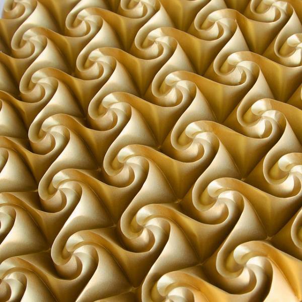 1枚の紙から作る折り紙、コンピューター進化によりもはや折り紙の域を超える