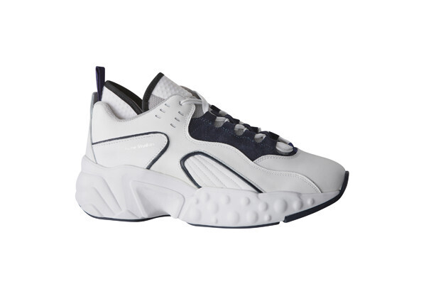 アクネ ストゥディオズ、新作スニーカーの短編動画を公開中! クリエイティブディレクター、ジョニー・ヨハンソンの息子を起用