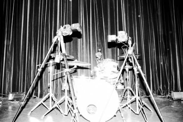 ドラムセットと呼応するシャッター。写真家・山谷佑介が東京で個展