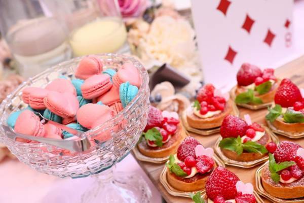 “不思議の国のアリス”スイーツ約20種! ストリングスホテル 名古屋の大好評デザートブッフェ