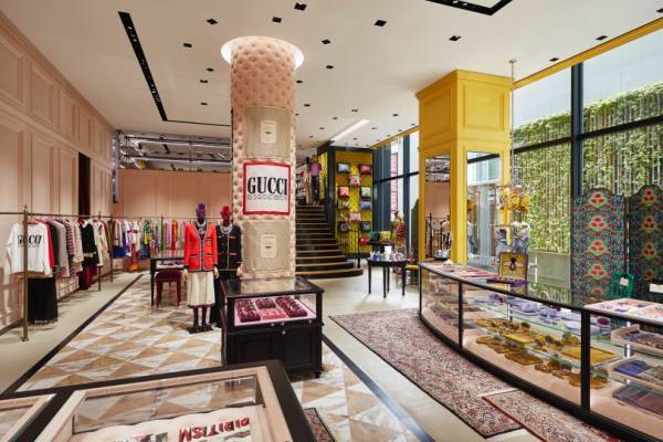 グッチ、新フラッグシップショップを新宿にオープン! 最新コレクションが店舗限定カラーで登場