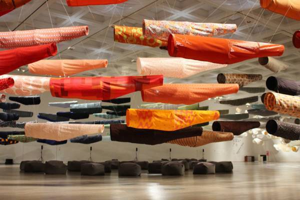 約300匹のこいのぼりが泳ぐ! 国立新美術館で須藤玲子×アドリアン・ガルデール×齋藤精一による「こいのぼりなう! 」