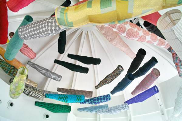 約300匹のこいのぼりが泳ぐ! 国立新美術館で須藤玲子×アドリアン・ガルデール×齋藤精一による「こいのぼりなう! 」