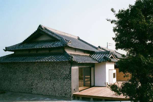 皆川明がディレクションする⼀棟貸しの宿「ウミトタ」が豊島に誕生。内装にミナ ペルホネンのファブリックなど