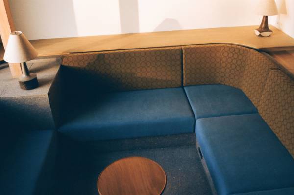 皆川明がディレクションする⼀棟貸しの宿「ウミトタ」が豊島に誕生。内装にミナ ペルホネンのファブリックなど