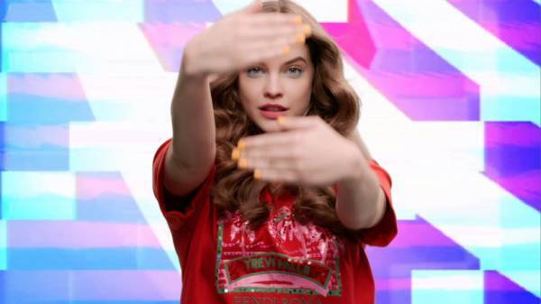 フェンディの新作カプセルコレクション登場! トロピカルでポップなTシャツ6種