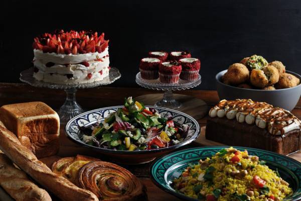 京都にロンドン発デリカフェ「フランツ アンド エヴァンス ロンドン」日本2号店オープン! ぎっしり苺のケーキが人気