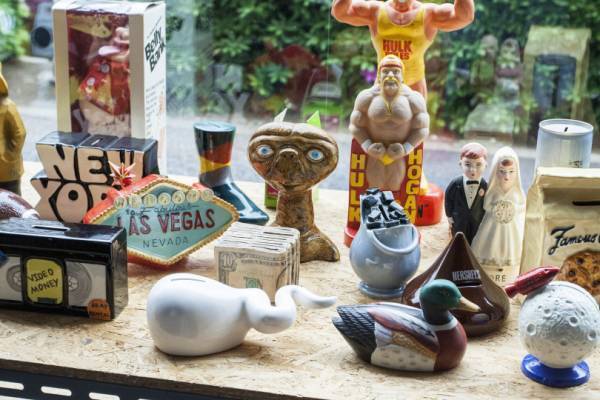 ソーイの伊藤壮一郎、約100点の貯金箱コレクション展を開催! 加賀美健とのコラボTシャツも