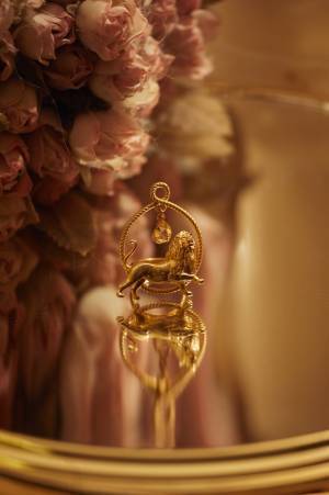 ジバンシィ、12星座モチーフのリング&ピアスが表参道店限定で登場! お守りのように身につけられるジュエリー