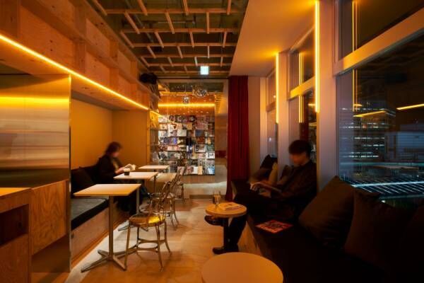 あの「泊まれる本屋」にカフェ併設の新店舗が歌舞伎町にオープン! カフェのみの利用も可