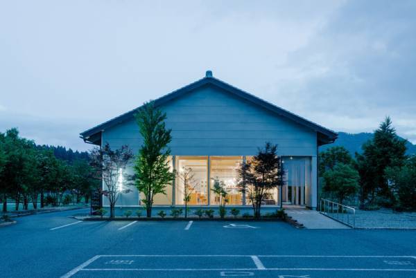 木工作家・西本良太が鯖江のショップ「ataW」で個展。初の試みとなる漆の新作を発表