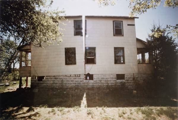 アジア初となるNYの人気アーティスト回顧展「ゴードン・マッタ=クラーク展」が東京国立近代美術館にて開催