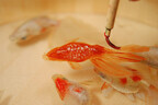 リアル過ぎる金魚で注目される深堀隆介の個展、初期から最新作まで約200点を展示