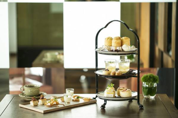 スイカの器で楽しむかき氷やピーチアフタヌーンティー、アンダーズ 東京にトロピカルな夏メニューが登場