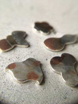 パスザバトン丸の内店に金銀銅の端材を使用したジュエリーが登場、週末限定で並ぶリングやワークショップも