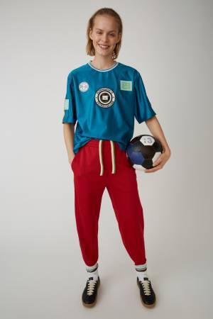 アクネ ストゥディオズからフットボールをテーマにしたスポーツウエアのシリーズが新登場