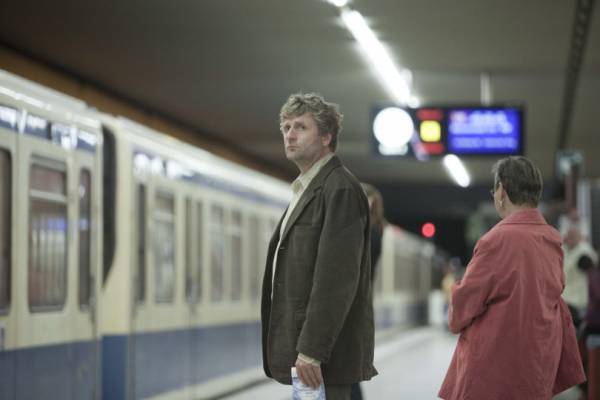 10分間セリフなし、目で語るすれ違いの恋ドラマ【週末の短編映画】