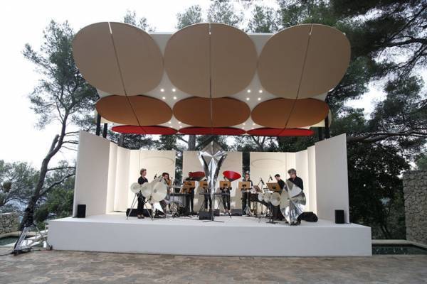 ルイ・ヴィトン、南仏のマルグリット・エメ・マーグ財団美術館を舞台にショー【2019年クルーズ】