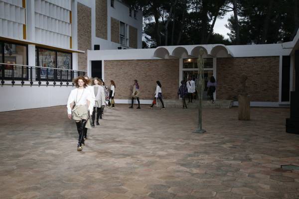 ルイ・ヴィトン、南仏のマルグリット・エメ・マーグ財団美術館を舞台にショー【2019年クルーズ】