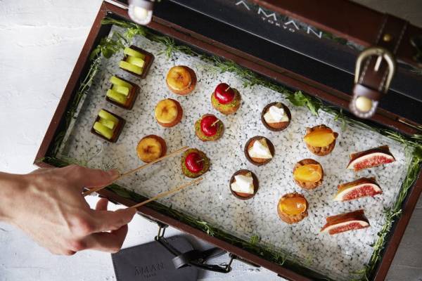 アマン東京で人気のブラックアフタヌーンティーがリニューアル! “トランク”モチーフのスイーツや夏野菜のセイボリー