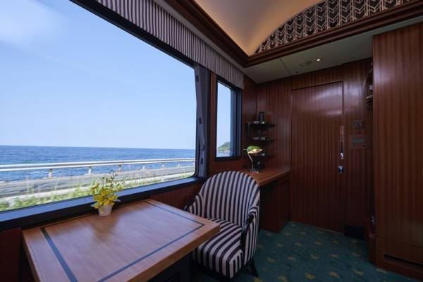 京都鉄道博物館に新旧トワイライトエクスプレスが初のそろい踏み! 「瑞風」運行1周年記念イベント開催