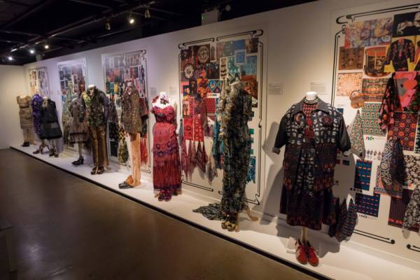 ロンドンで開催されたアナ スイの「THE WORLD OF ANNA SUI」展が六本木に上陸