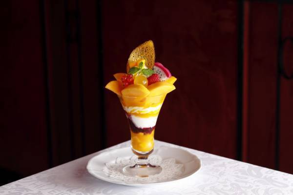 資生堂パーラー、こだわりフルーツの“パフェ”フェアを開催! 桃やマンゴー、夏秋いちごが登場
