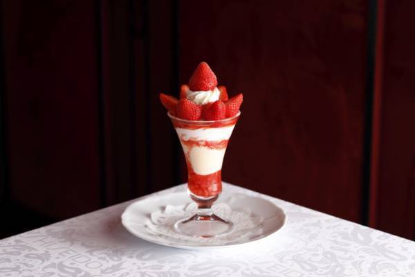 資生堂パーラー、こだわりフルーツの“パフェ”フェアを開催! 桃やマンゴー、夏秋いちごが登場