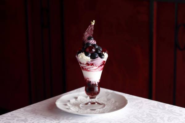 資生堂パーラー、こだわりフルーツの“パフェ”フェアを開催! 桃やマンゴー、夏秋いちごが登場