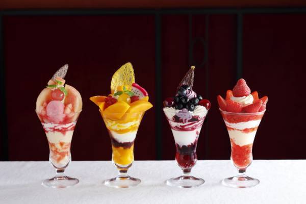 資生堂パーラー、こだわりフルーツの“パフェ”フェアを開催! 桃やマンゴー、夏秋いちごが登場