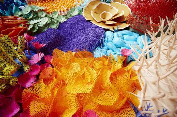 息を飲むほど美しい、色紙のサンゴ礁。仏アーティストによるペーパーアート「コーラリウム」