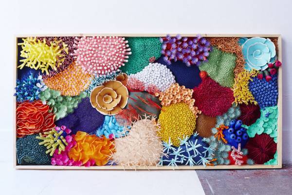 息を飲むほど美しい、色紙のサンゴ礁。仏アーティストによるペーパーアート「コーラリウム」