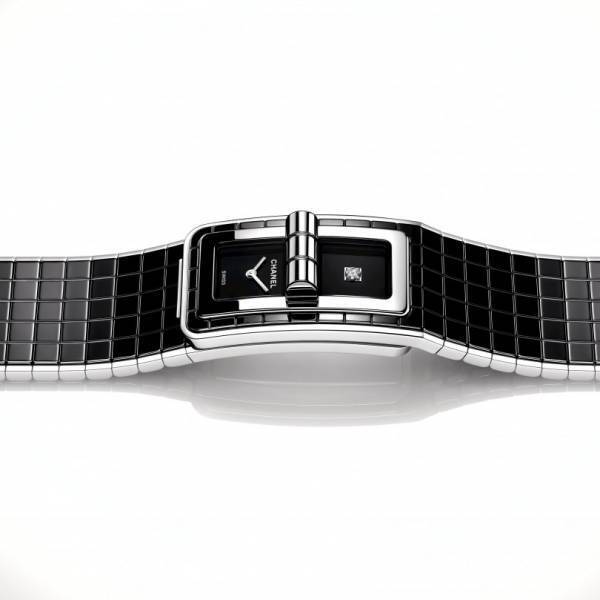 シャネルのアイコンウォッチ「コード ココ」に新作、ツイードジャケットを想起させるしなやかなブラックセラミック