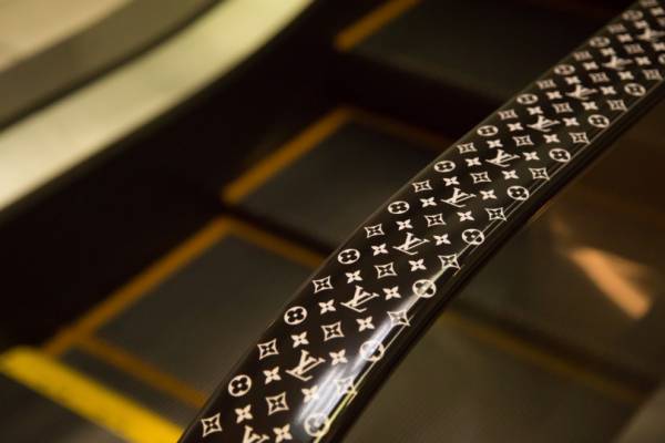 ルイ・ヴィトンが新宿伊勢丹で大型ポップアップをスタート! キム・ジョーンズのラストコレクションや限定商品を一挙公開