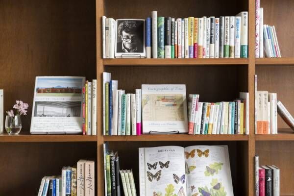 箱根に本に囲まれて暮らすように滞在するブックホテルがオープン! 山田孝之や中谷美紀ら著名人の選書による本箱も