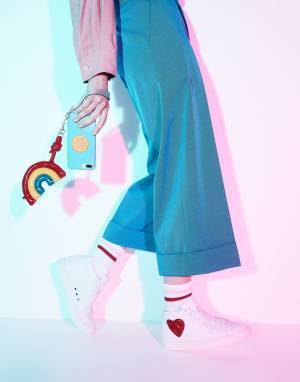 アニヤ・ハインドマーチがiPhoneのカスタマイズを開始! レザー・ステッカーやチャームでiPhoneをあなただけの1台に