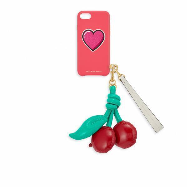 アニヤ・ハインドマーチがiPhoneのカスタマイズを開始! レザー・ステッカーやチャームでiPhoneをあなただけの1台に