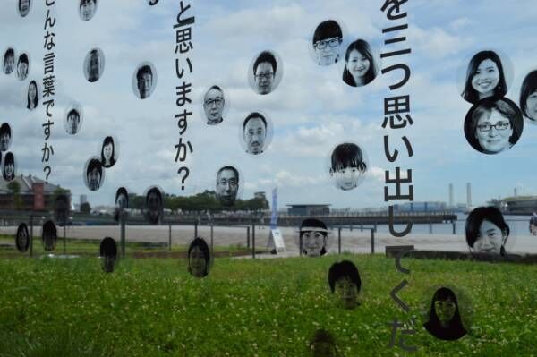 横浜・象の鼻テラスに無数の“顔”を散りばめたインスタレーションが出現! ラエル・ブランズの日本初個展が開催中