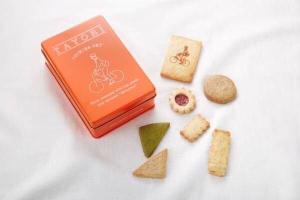 朱色の缶には素材を生かした優しい美味しさのクッキー。TAYORIの「クッキー缶」【夏の手土産】