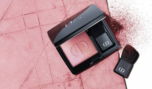 ディオールから、リップのような美発色の新チークが登場! ひとはけで透明感と立体感を演出する全15色