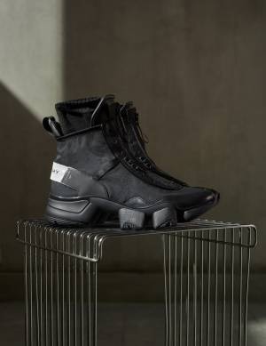 ジバンシィからメンズスニーカー「JAW」が登場! クレア・ワイト・ケラーによる初のアーバンスポーツスニーカー