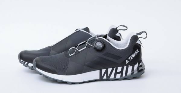 アディダス×ホワイトマウンテニアリングのコラボスニーカーに新カラー、ブラックとカーキが登場!