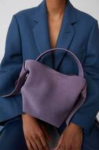 アクネ ストゥディオズのアイコニックバッグ「Musubi Bag」にスエード素材と新色が登場!