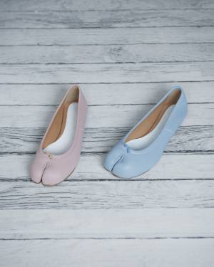 メゾン マルジェラが枕のようなバッグ「グラム スラム」のポップアップを新宿伊勢丹の1階ザ・ステージで開催