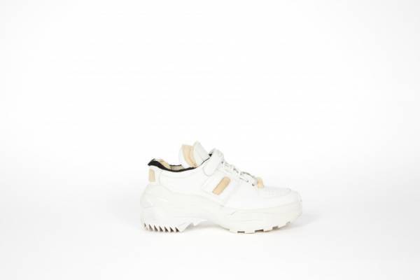 メゾン マルジェラが枕のようなバッグ「グラム スラム」のポップアップを新宿伊勢丹の1階ザ・ステージで開催