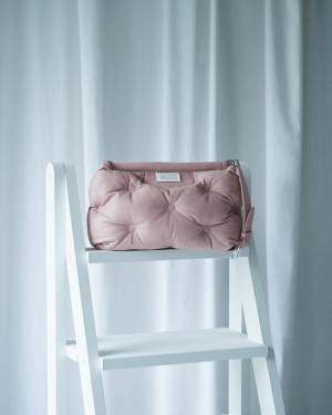 メゾン マルジェラが枕のようなバッグ「グラム スラム」のポップアップを新宿伊勢丹の1階ザ・ステージで開催