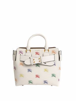 バーバリーが新宿伊勢丹でポップアップ、“馬上の騎士”をあしらった限定ベルトバッグとピンクラッチが登場